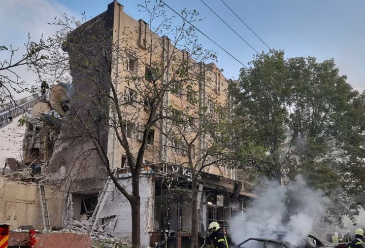 Ukraine says Russian missile attack damaged houses in Cherkasy #Ukraine #Russian newdelhitimes.com/ukraine-says-r…