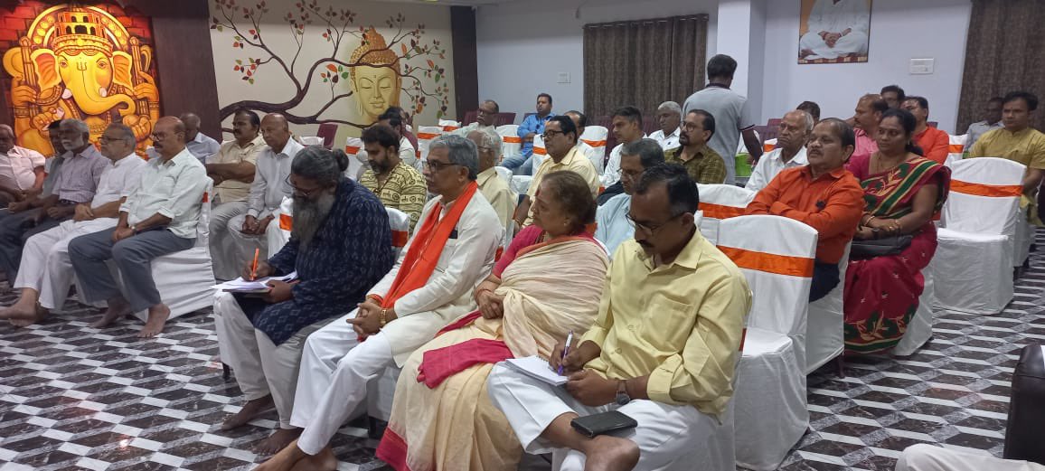There were two meetings with elite people in Vishakhapattanam in Andhra Pradesh. विशाखापट्टनम्, आंध्र प्रदेश में समाज के विशिष्ट महानुभावों के साथ संवाद के कार्यक्रम हुए.
