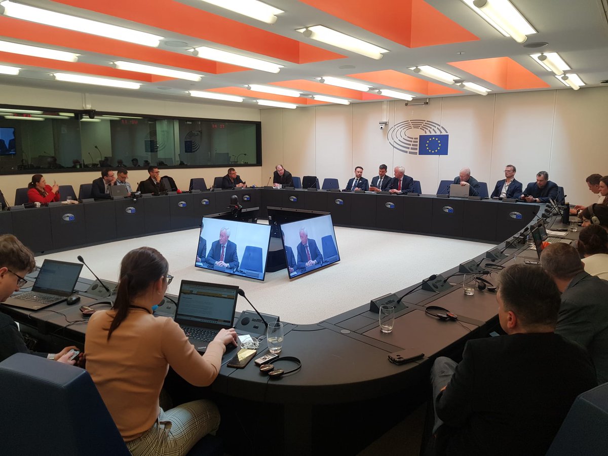 DSyjczak's tweet photo. Podczas spotkania z dziennikarzami w Strasburgu prof. @BLiberadzki podsumował swoją pracę w PE. 🇪🇺S3, S6, tunel w Świnoujściu, remont Nadodrzanki i linii kolejowych ze Szczecina do Poznania czy Berlina. Finansowanie tych inwestycji umożliwiły konkretne poprawki przyjęte przez PE. https://t.co/Su0mYkxfyk