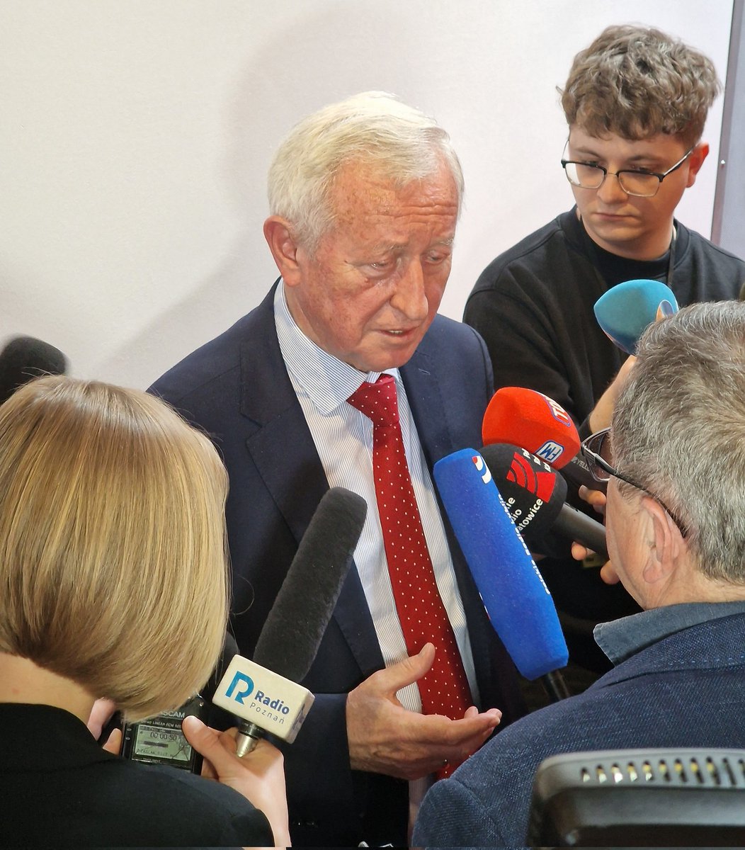 Damian Syjczak (@dsyjczak) on Twitter photo Podczas spotkania z dziennikarzami w Strasburgu prof. <a href="/BLiberadzki/">Bogusław Liberadzki</a> podsumował swoją pracę w PE. 🇪🇺S3, S6, tunel w Świnoujściu, remont Nadodrzanki i linii kolejowych ze Szczecina do Poznania czy Berlina. Finansowanie tych inwestycji umożliwiły konkretne poprawki przyjęte przez PE. Podczas spotkania z dziennikarzami w Strasburgu prof. <a href="/BLiberadzki/">Bogusław Liberadzki</a> podsumował swoją pracę w PE. 🇪🇺S3, S6, tunel w Świnoujściu, remont Nadodrzanki i linii kolejowych ze Szczecina do Poznania czy Berlina. Finansowanie tych inwestycji umożliwiły konkretne poprawki przyjęte przez PE.