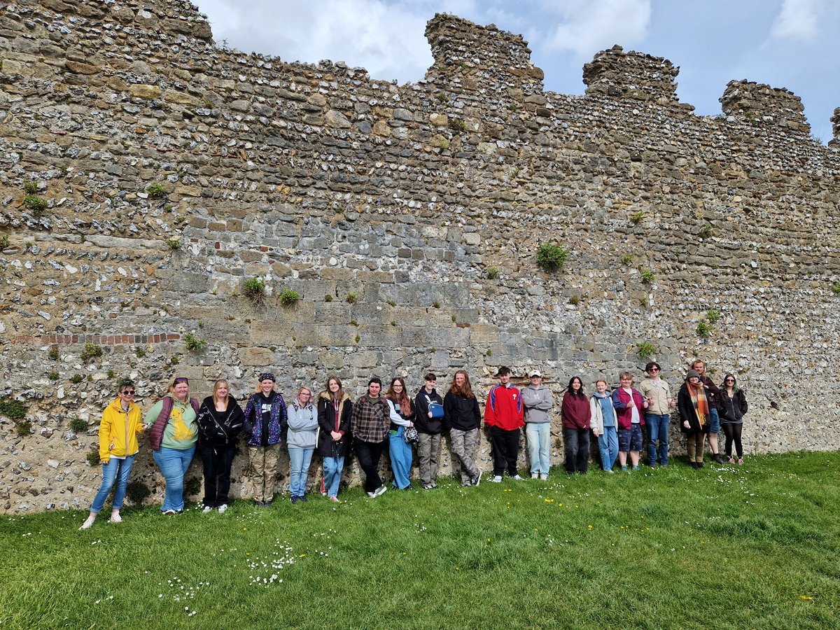 The formidable sea-facing walls of #Roman Portchester (PORTVS ADVRNI) #Hampshire, a coastal fort built in the late 3rd century AD 📷 from the ground and later medieval castle keep, April 2024 A visit by @BU_ArchAnth for #RomanFortThursday