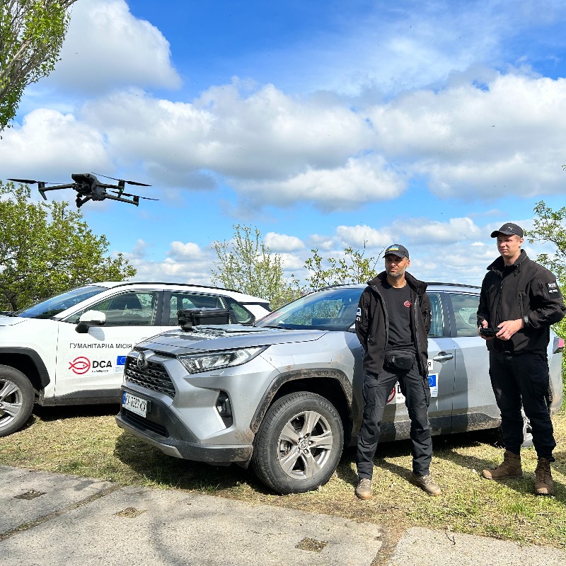 Drones can save lives too. In Ukraine 🇺🇦, thanks to our support, the demining groups of @DanChurchAid use drones with thermal cameras to detect unexploded ordnances and mines. This equipment speeds up demining while prioritising safety for personnel involved.