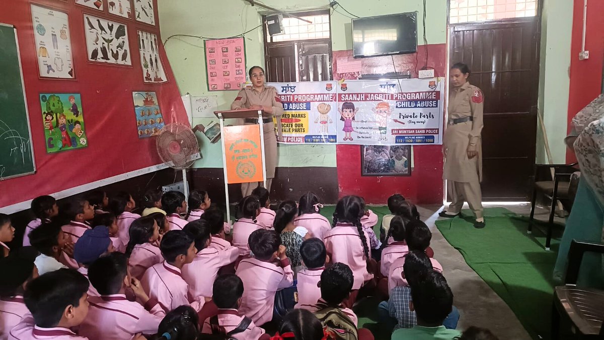 #ShaktiHelpDesk of Sri Muktsar Sahib Police organized a Saanjh Jagriti program at Government School Sri Muktsar Sahib raising awareness on sexual abuse, distinguishing between good touch & bad touch and #Helpline numbers 112 & 1098. #SaanjhShakti