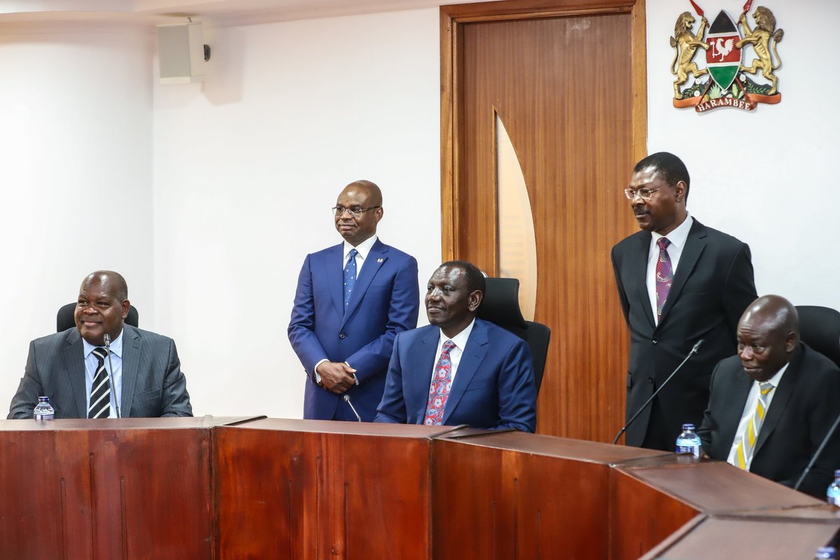 H.E President @WilliamsRuto tours a Committee Room in Bunge Towers. Bunge Tower boasts 26 state-of-the-art Committee rooms hosted on the first, second, third and fifth floors, all fitted with advanced audio-visual and conference management systems. In addition, four Committee