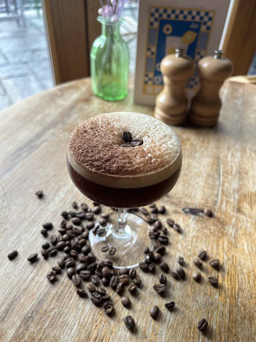 Need a coffee fix? And an end of the week pick me up? Why not combine the two with an espresso martini expertly crafted by us !

A combo of Absolut vanilla, Kahlua, sugar syrup and fresh Coffee. 

Order yours at our bar ☕️

#espressomartini #espresso #bar #youngs #coffee