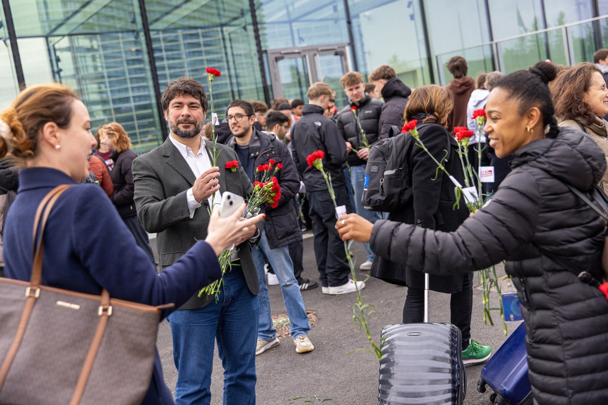 ✊ The hope of #25Abril is symbolised by the red carnation flower that people gave to the rebel soldiers. 🇵🇹 They put them in the barrels of their machine guns as they drove through Lisbon to topple the fascist regime. #25AbrilSempre #FascismoNuncaMais #EPlenary