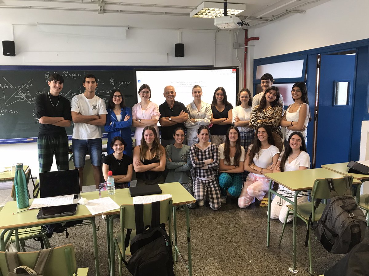 Juan A. Domínguez (@jads1960) on Twitter photo Última clase de Química en 2º Bach <a href="/ColeHeidelberg/">Colegio Heidelberg</a> Ha sido un placer queridos alumnos compartir con ustedes este curso. He disfrutado mucho en clase y espero que ustedes también. Perfecto el día, cumpliendo la tradición de venir algunos en pijama a clase. Nunca les olvidaré😘😘😘 Última clase de Química en 2º Bach <a href="/ColeHeidelberg/">Colegio Heidelberg</a> Ha sido un placer queridos alumnos compartir con ustedes este curso. He disfrutado mucho en clase y espero que ustedes también. Perfecto el día, cumpliendo la tradición de venir algunos en pijama a clase. Nunca les olvidaré😘😘😘