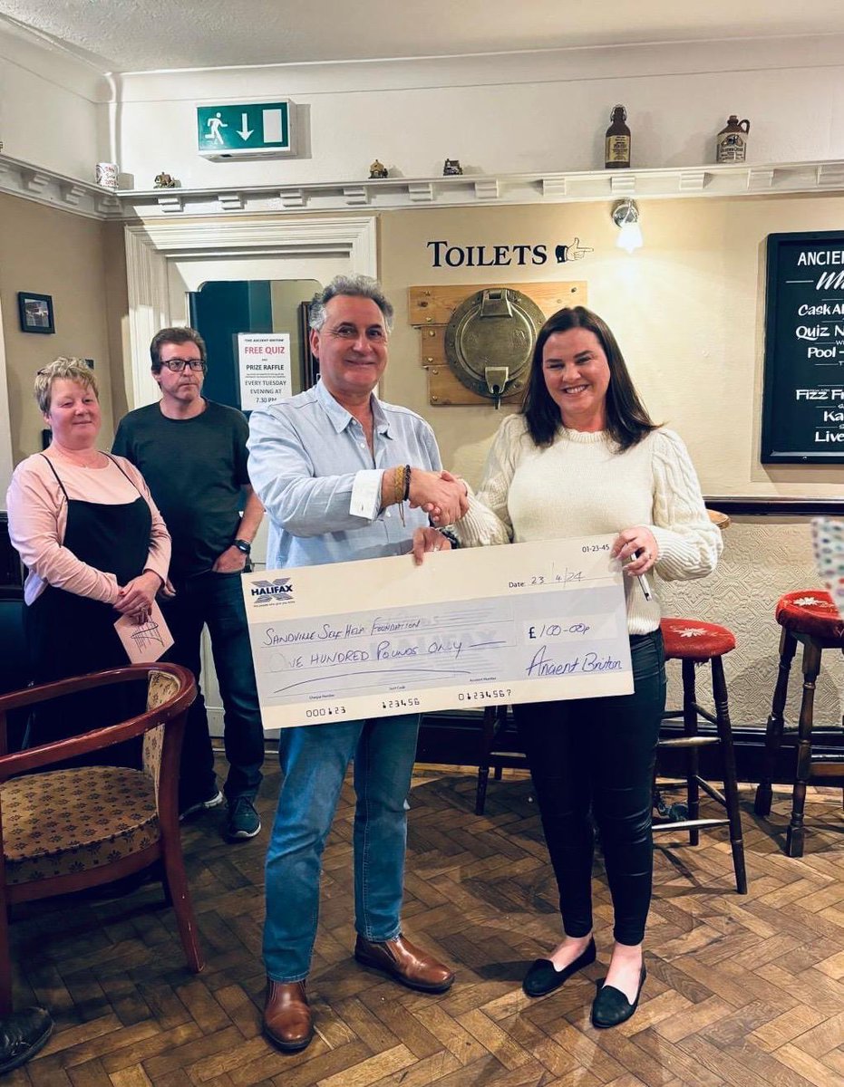 📢The Ancient Briton Pub Porthcawl held a 'Pub Quiz' and raised £100 for the Sandville Self Help Foundation! 

A cheque was presented to our 'President' Ellen Brace. 

Thank you all for supporting us with your quiz! 💛🎗

#Charity #Donation #PubQuiz #SupportingLocal #ThankYou