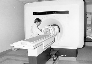 Today marks the 40th anniversary of the first diagnostic scan being performed at the NMR Research Unit @QSMSCENTRE @UCLIoN 👏 NMR scanners have become an essential resource in medical practice. 🧵 1/11