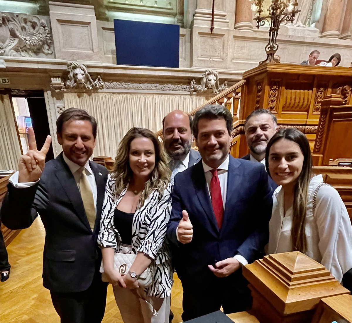 Pedro_Frazao_'s tweet photo. ✌🏼🇵🇹 Memória indelével! Depois de vermos aprovada a nossa primeira iniciativa legislativa na Assembleia da República! Com o Presidente André Ventura, a liderança da bancada e a Deputada e Vice-Presidente do Partido, Marta Silva. 

Há um ano que trabalhamos para a redação, a submissão e a defesa do Projeto de Resolução n.�� 28/XVI/1.* (CH) - Pela comparticipação da dieta completa em pó Modulen IBD para doentes com Doença de Crohn. O mesmo projecto de resolução já tinha vindo aqui há 10 meses e tinha sido rejeitado pela maioria absoluta do PS. 

Esta fotografia ficará na história do Grupo Parlamentar do CHEGA! A Foi tirada ontem, dia 24/4/2024, logo depois das votações regimentais.

#PorAmorAPortugal #PorAmorAosPortugueses 
#DeusPátriaFamíliaTrabalho ✝️🇵🇹👨‍👩‍👧‍👦💪🏼
#PeloBemPelaVerdadePelaVida 
#UmLíderUmPartidoUmDestino
#PorPortugalPelosPortugueses