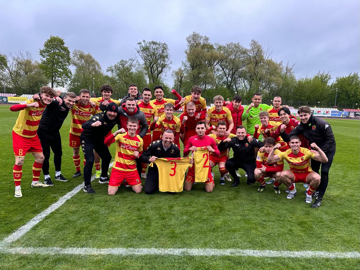 📝 W środę (24.04) Jagiellonia II Białystok pokonała ŁKS 1926 Łomża w ćwierćfinale #OPP 3:2 i uzyskała awans do półfinału rozgrywek. 

🔗 Czytaj: tiny.pl/dw7z9

Wspierają nas Grupa Chorten, @GrupaORLEN oraz @Grupa_Enea 🤝