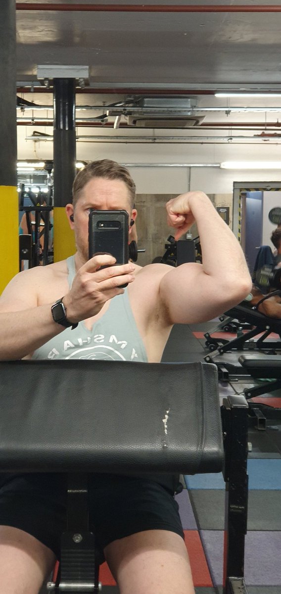 Working on turning these pistols into cannons 💪 #gunshow #bigbiceps #biggerisbetter #siizematters #bodybuilding #muscles #PullDay #projecthulkout #gethuge #TeamVikingMuscle #gymbox #gymboxbank