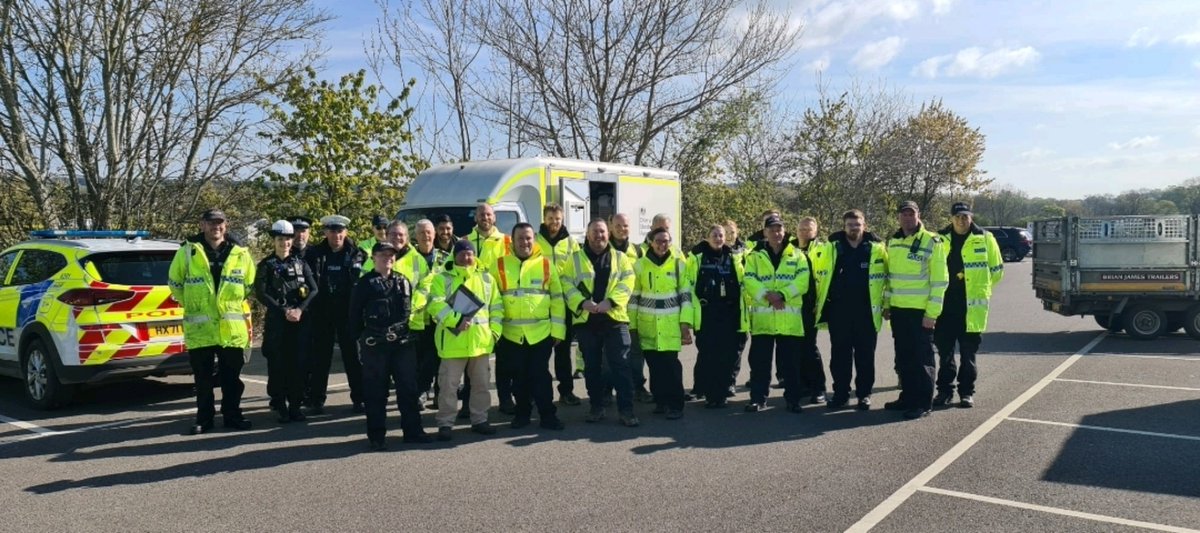 This morning we have been involved in a multi-agency operation in East Hants hosted by @HantsPolRural targetting commercial and waste carrier vehicles. @DatatagID @EnvAgencySE @EastHantsCops @EastHantsDC @DVSAEnforcement #PCAmyG