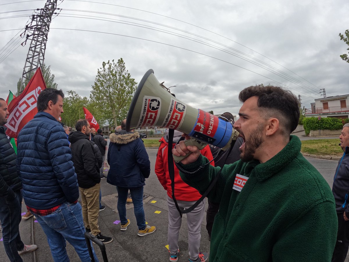 CCOOindustria's tweet photo. 🔴FUMBARRIn despidorik ez🔴
👉🏼Concentración en Olazabal y Huarte (Gasteiz) frente a los despidos y la persecución sindical en FUMBARRI.
▪️Jazarpen sindikalik ez!
⚠️Ez FUMBAARRIn ez inun! https://t.co/wIMS7SRHP2