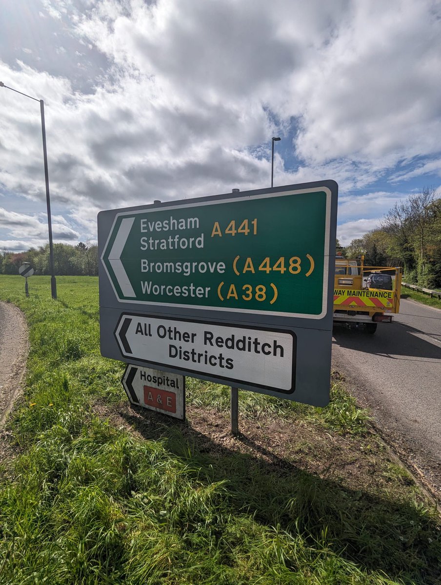 Some of the broken signs I reported in are now being replaced. If you see a broken sign please report it here: worcestershire.gov.uk/council-servic… If we all report in defects we can get them fixed much faster.