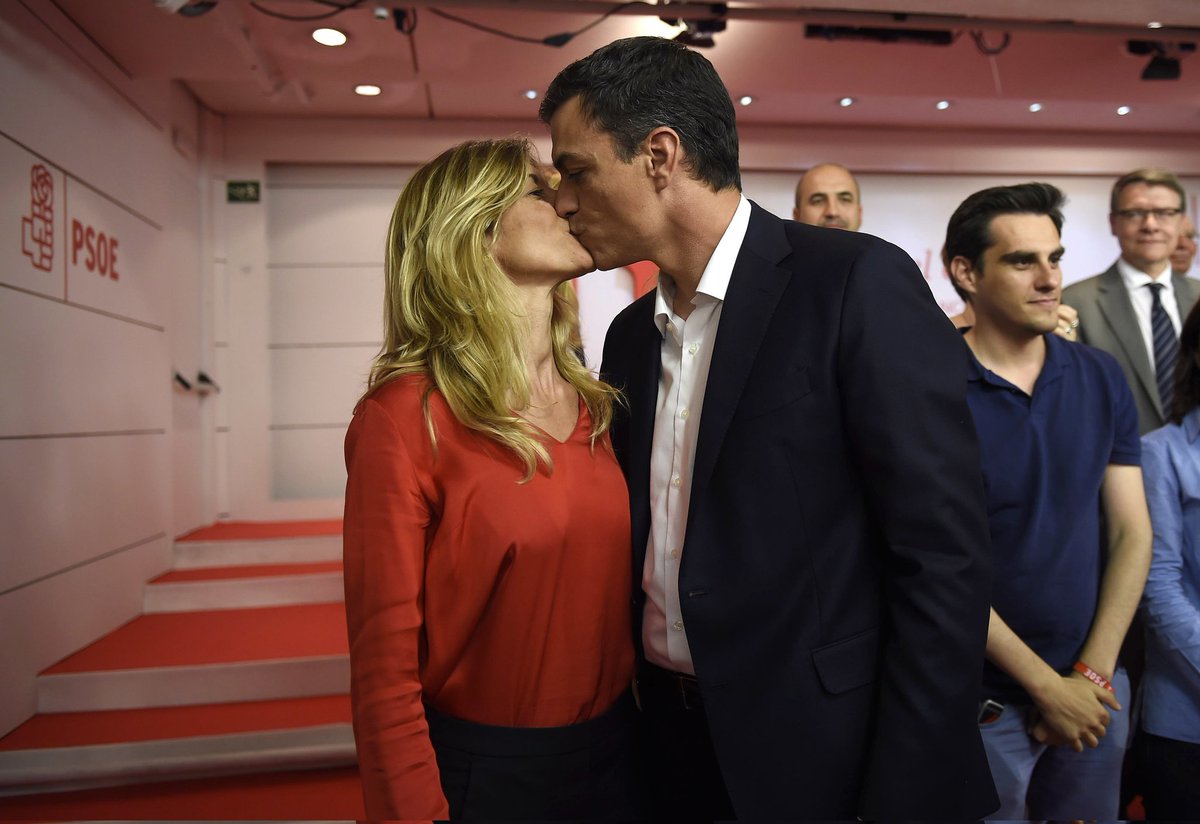 🔴 OPINIÓN DE ALVISE PEREZ SOBRE SÁNCHEZ 

Pedro Sánchez no monta el show por la denuncia a Begoña Gómez; un mitómano narcisista como él dejaría antes a su mujer que a la Presidencia del Gobierno de España que tanto le blinda judicialmente.

Sería fácil decir que todo ha sido por