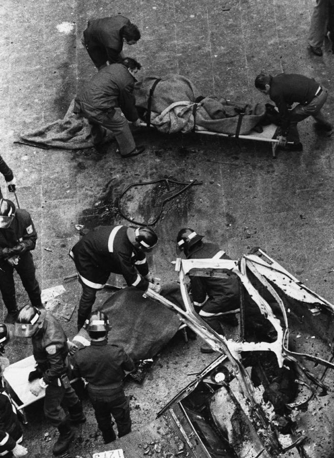 #TalDiaComoHoy de 1986 #ETA mató con un coche bomba a cinco @guardiacivil en el centro de #Madrid. Dos de ellos murieron calcinados. Un tercero salió despedido del vehículo, el cuarto falleció de camino al hospital y el quinto, poco después de ingresar.

Esto era ETA

HILO ⤵️