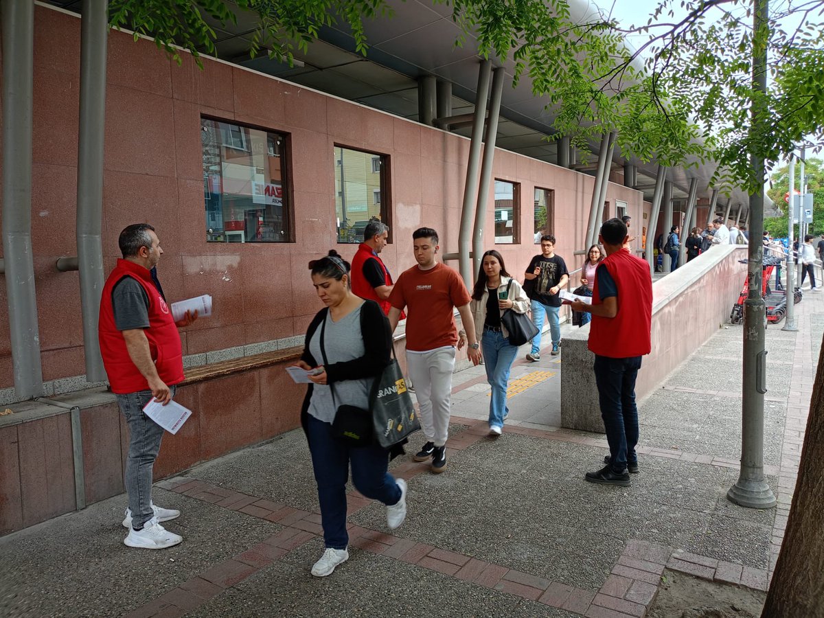 Afiş ve bildirilerimiz İzmir sokaklarında.