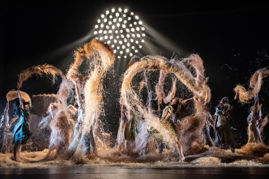 SIETE FLORES El Dortmund Ballet estrena esta noche en el Teatre El Liceu, ‘A midsummer’s Night Dream’, del talentoso creador sueco Alexander Ekman. Te lo presentamos… susyq.es/dan.../2137-do… @Liceu_cat #susyQ