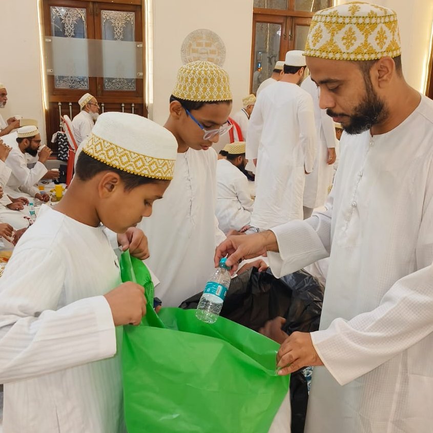 ProjectRiseDB's tweet photo. Even the smallest contributions can lead to significant changes in the fight against #plasticpollution. 

With this goal in mind, members of @Dawoodi_Bohras in #Mumbai observed a sustainable and eco-friendly Ramadan by avoiding single-use plastic and recycling other waste. https://t.co/RLYxlyRzDN