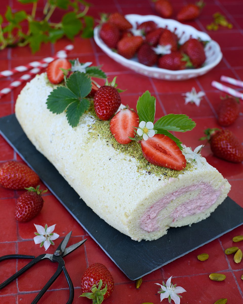 Vive les fraises ! 🥰 Ce petit fruit tout rouge se prête à bien des recettes et celle-ci est vraiment super chouette ! Le biscuit roulé est super aérien et l'ensemble se marie merveilleusement bien : c'est un délice !
La recette est à retrouver ici :  turbigo-gourmandises.fr/biscuit-roule-…