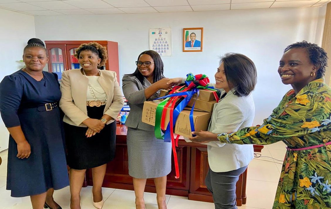 Thrilled to announce @UNODC's donation of 12 computer accessories screens, docking stations, keyboards, and mice to Zambia's Anti-Human Trafficking Department, Ministry of Home Affairs & Internal Security. Huge thanks to @EU for championing collaboration. #SADC #SAMMProject