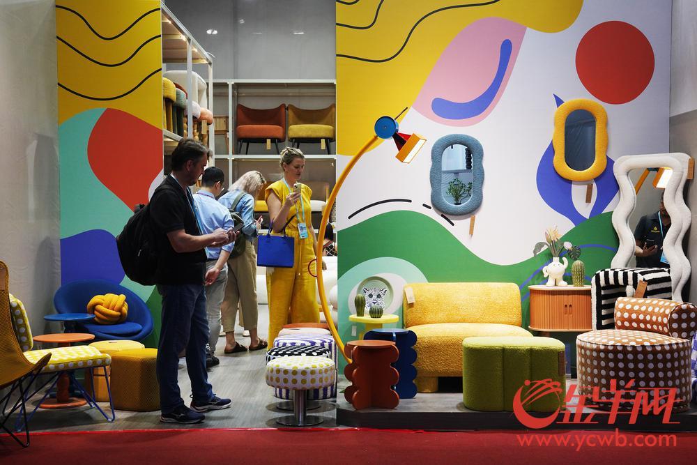 🎉🥳The second phase of the 135th @cantonfair opened in #Guangzhou on Tuesday, focusing on displaying products such as household goods, gifts, decorations, building materials, and furniture,💺🎄 with an exhibition area of about 515,000 square meters. #OnInGD