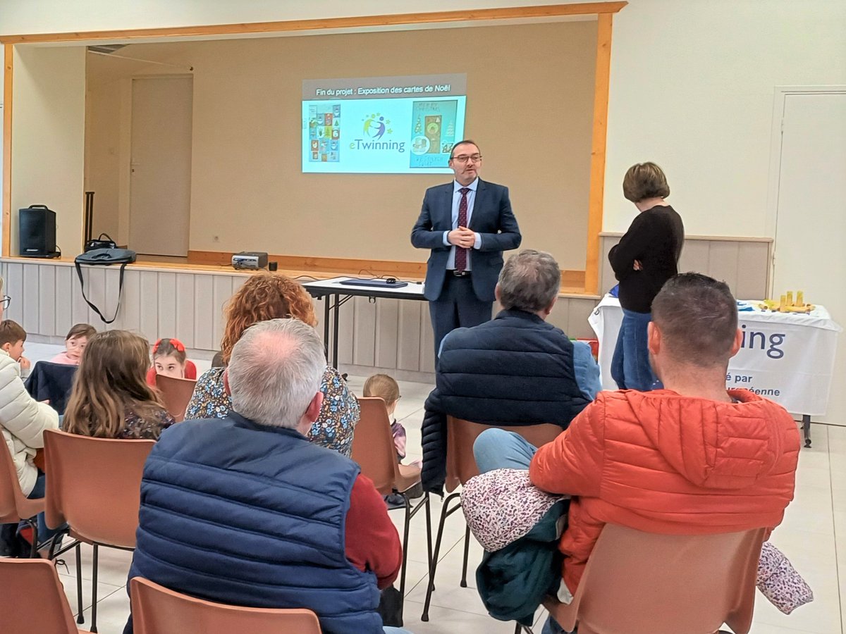 dsden_80's tweet photo. Remise du #label e-Twinning par directrice @reseau_canope , #Dasen80 et #IENAmiensSudOuest au RPI de Gauville : le projet interculturel et plurilingue "Exchange of Christmas cards" permet aux élèves de GS de réinvestir et d'enrichir leurs compétences graphiques et artistiques👏. https://t.co/hDx0hU43CO