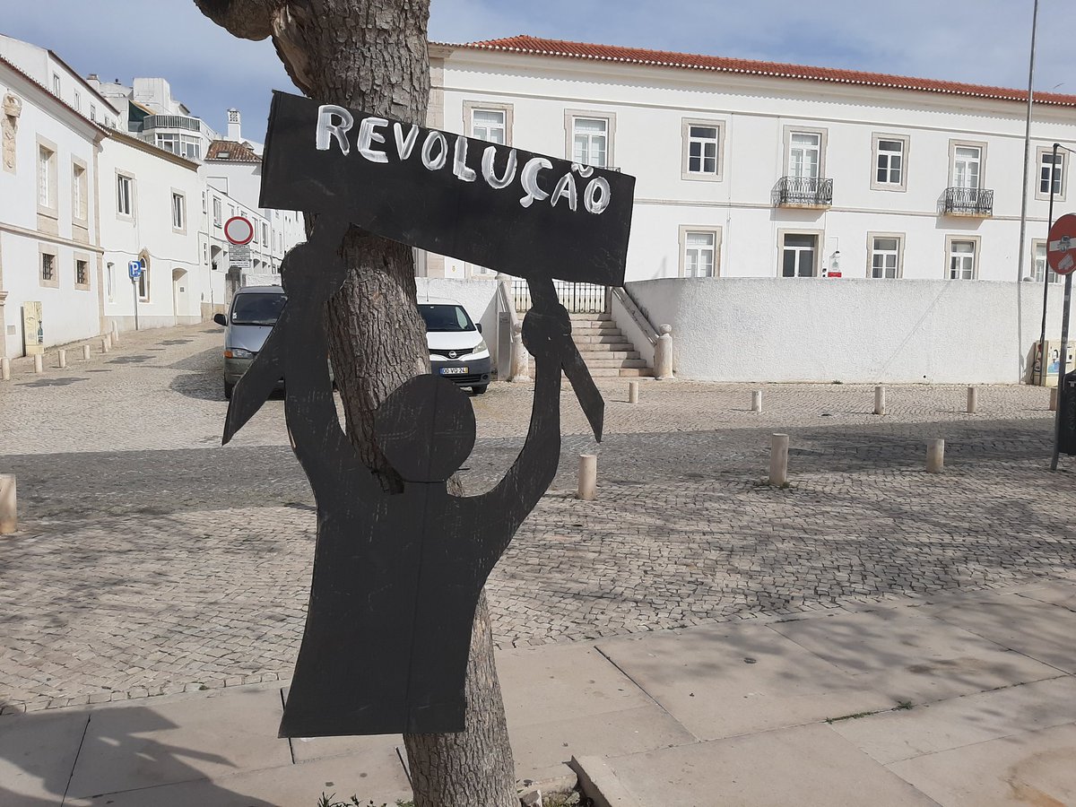 WinkelWag's tweet photo. Warmlopen voor 5 mei. Herdenking 50 jaar Anjerrevolutie in Lagos (Portugal). https://t.co/jZnU7PjQ5o