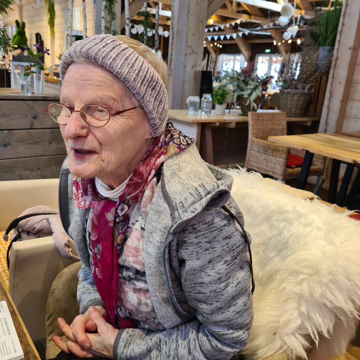 Heute zum Geburtstags- Frühstück mit der 87jährigen Tante auf dem #Krewelshof. Seit 70 Jahren hier, vermisst sie ihre Heimat Dessau immer noch. Ihr Geburtsname ist Naskret. Nach ihren Angaben scheint die Familie dort ausgestorben zu sein. Schade, es ist ein außergewöhnlicher Name…