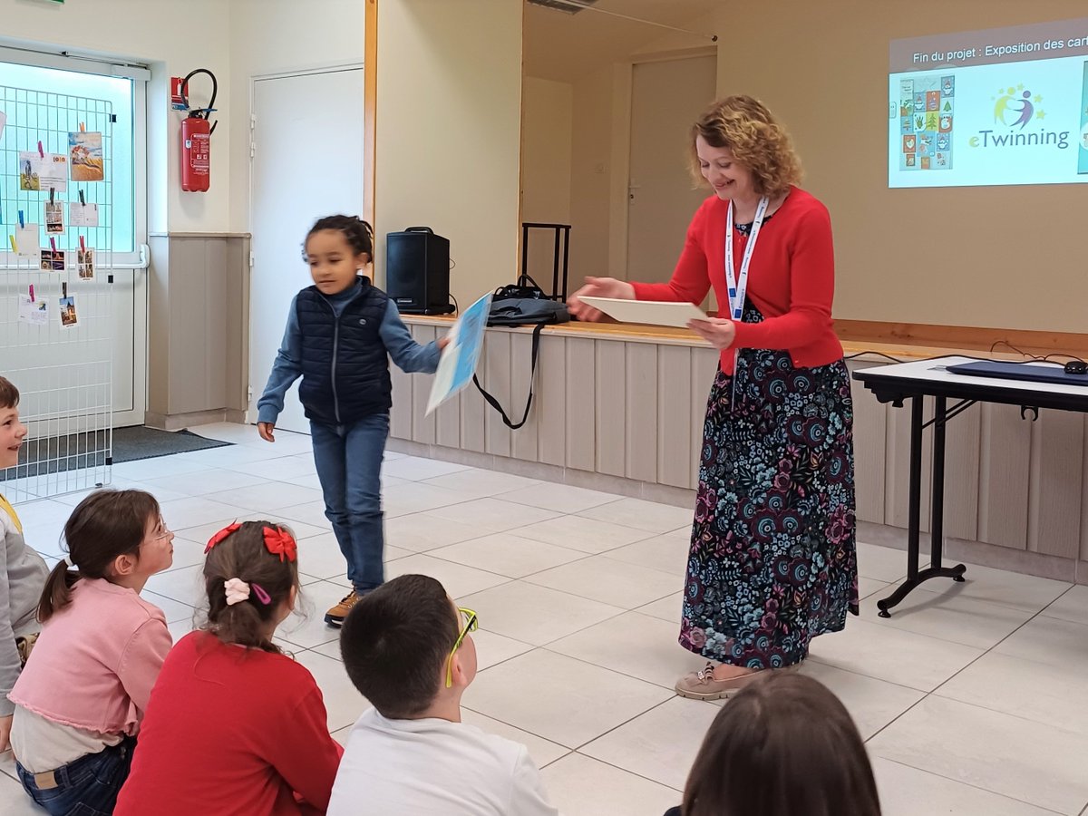 dsden_80's tweet photo. Remise du #label e-Twinning par directrice @reseau_canope , #Dasen80 et #IENAmiensSudOuest au RPI de Gauville : le projet interculturel et plurilingue "Exchange of Christmas cards" permet aux élèves de GS de réinvestir et d'enrichir leurs compétences graphiques et artistiques👏. https://t.co/hDx0hU43CO