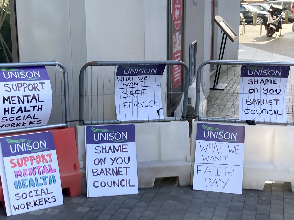 Day 36 on #BarnetUNISON Mental Health social workers picket line. The strikes began eight months ago……. #FairPay #MentalHealthCrisis