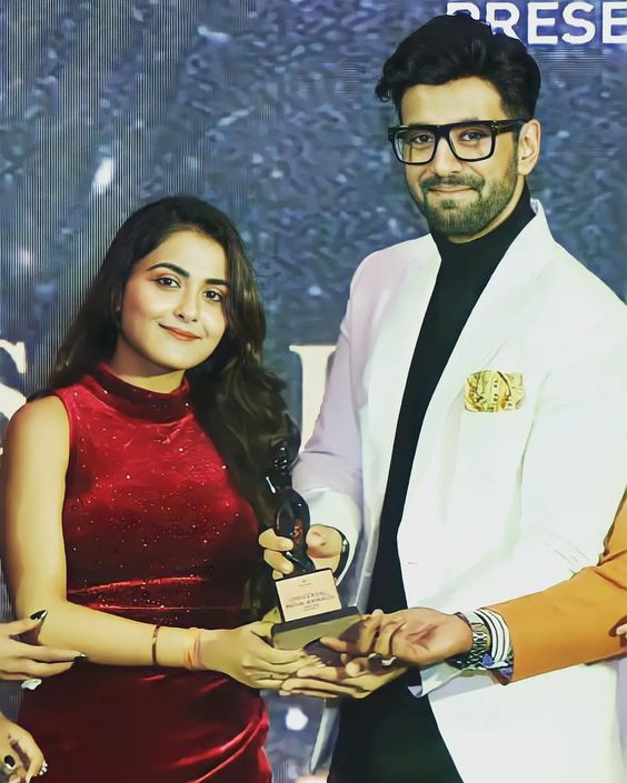 KShivanshi's tweet photo. This picture sure looks very nice by itself but ids it only me or someone else who noticed the way the held the award with their hands its the same way their holding to to each others souls #Debvir #shauryaauranokhikikahani #shakhi #devir #devirvibesonly https://t.co/FkF05sAgFN