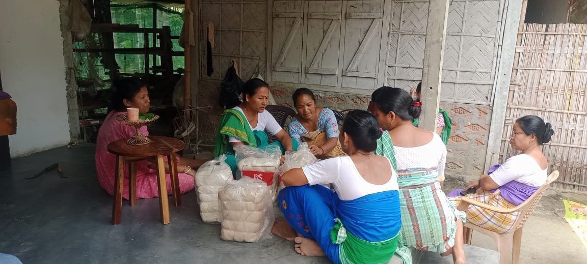 'Har Ghar Dhaga' at Rowta, Udalguri district of Assam. A never taken before initiative of #NEHHDC for doorstep delivery of yarn to weavers in the NER, marking a groundbreaking approach to support and empower artisans. @MDoNER_India @NEC_GoI @CMOfficeAssam