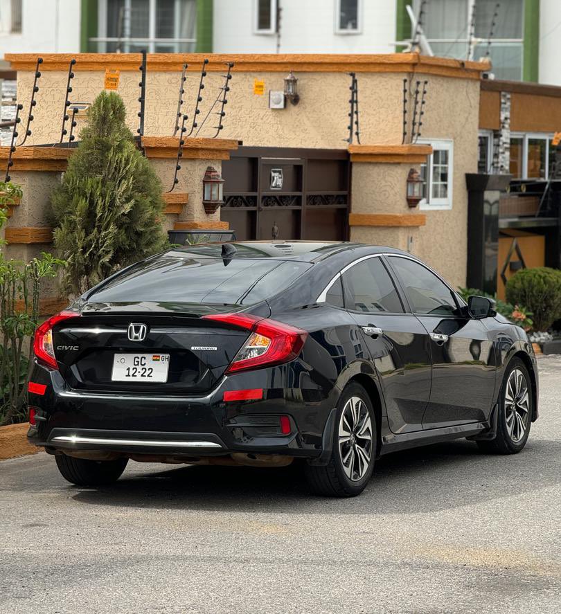 2018 Honda Civic Touring 
1.5T engine 
67k miles 
Keyless entry & start 
Sunroof 
Touchscreen infotainment system 
Rear & side view camera 
Leather interior
Led lamps 
Auto start & stop
Apple CarPlay 
Fully loaded 

Price - 175k p3 😁
What’s app no in bio 

#YourCarGuy 🚘🕺🏽