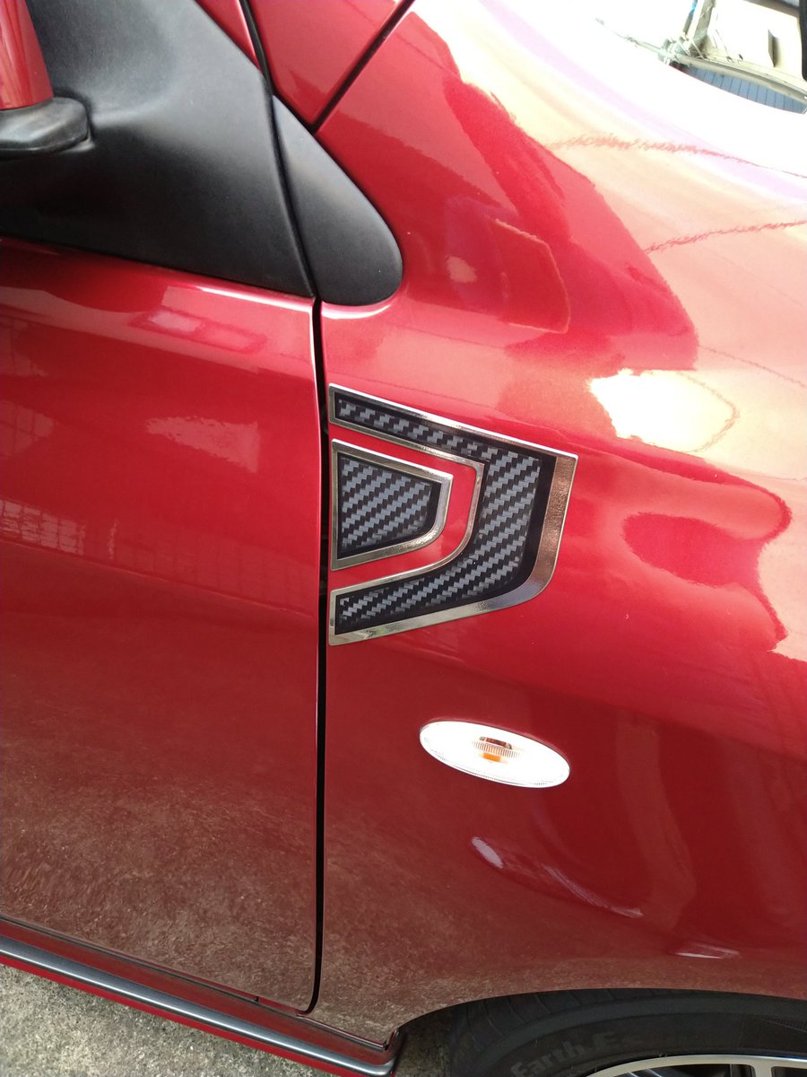 tonynkd's tweet photo. 帰宅後はタイ日産で購入した、E12ノートのフェンダーガーニッシュを貼り付けました✌️
流用だから若干角度が違うけど、良いんじゃな〜い、コレ😍
#NISSAN
#LATIO
#ALMERA
#NISMO https://t.co/uISY1RpFsD