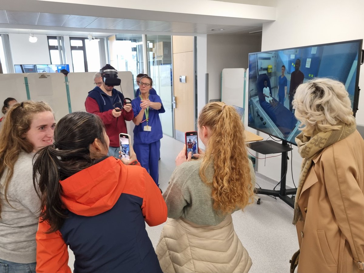 After a morning tutorial, we've come to the simulation suite to observe the #ASPP & for our students to try some of the equipment. Thanks for having us @sarahwteaches & Suzi! @PUNC14 @PlymUni