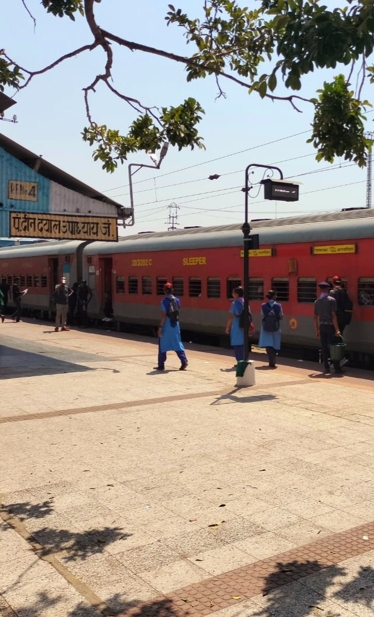 पंडित दीन दयाल उपाध्याय जंक्शन पर पूर्व मध्य रेल भारत स्काउट एवं गाइड के सदस्यों द्वारा गर्मी में रेल यात्रियों की सुविधा हेतु कोच के पास ही पेयजल उपलब्ध कराया जा रहा है ।

#SummerSeva