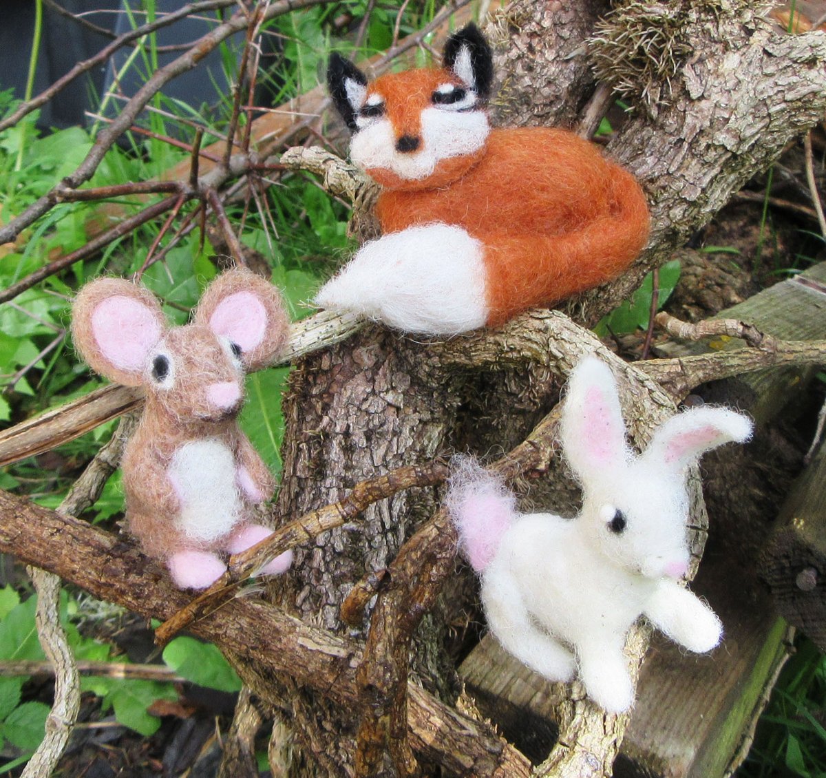 At just £8.00+PP our cute needle felting kits are the cheapest around. With simple to understand instruction they are ideal for beginners In all our kits we only use the best quality British wool. Find a link to our shop in my bio. #earlybiz