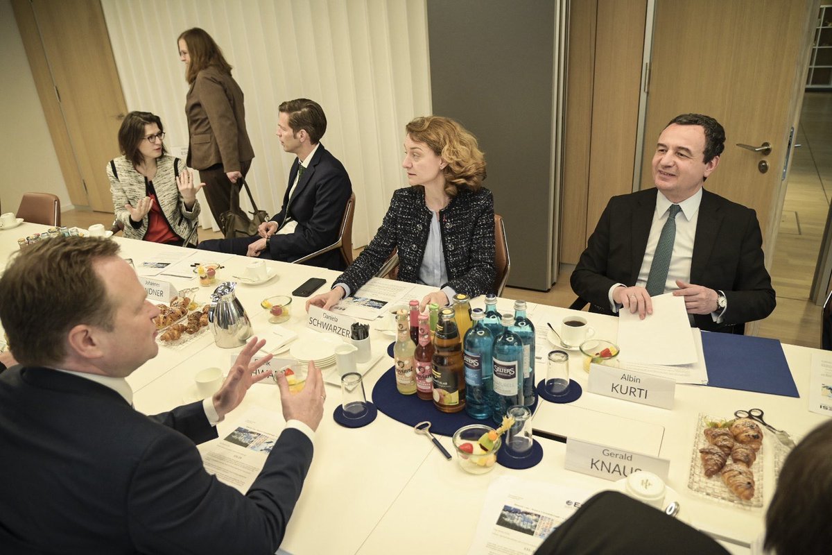 The morning in Berlin started with a fruitful working breakfast hosted by @BertelsmannSt moderated by @D_Schwarzer and @rumeliobserver. Together with @FrankSchwabe we discussed Kosova's recent developments & our strides toward Council of Europe membership.