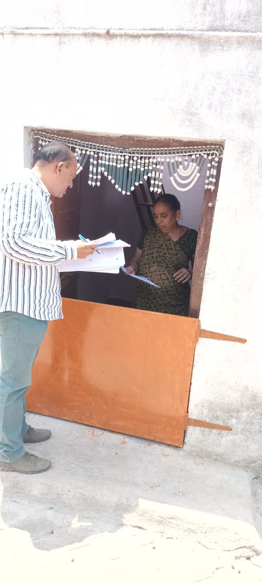 VIS and Voter Guide Distribution To Electors by BLOs.BLOs are Inviting Voters to Vote on Poll Day.#Elections2024 #ChunavKaParv #DeshKaGarv #IVote4Sure @ECISVEEP @CEOGujarat @collectorjunag @collectorgirsom @RACGirsomnath @GS_DEO_Office @MamlatdarTalala @mamlatdarsutra1