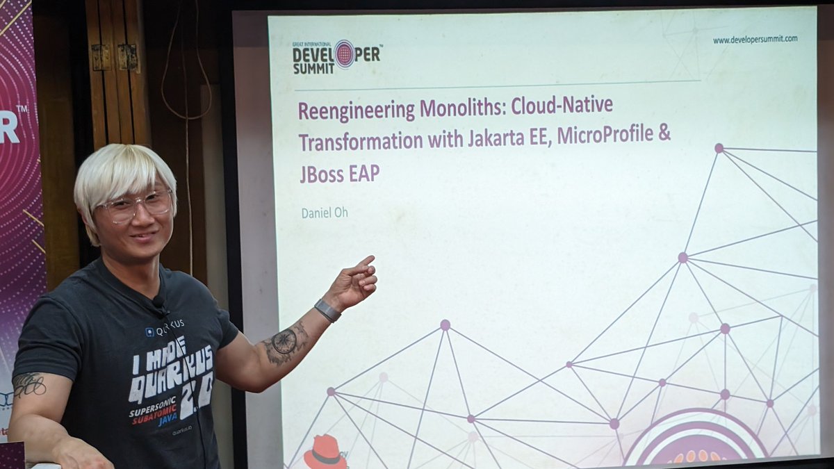 @danieloh30 telling us how we can modernize our legacy applications to leverage the Cloud Native world