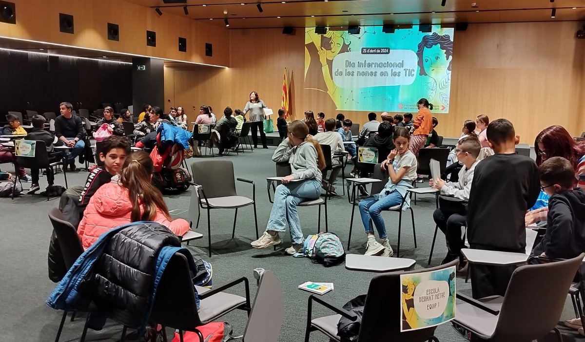 🙋🏽‍♀️🙋🏼En marxa la commemoració del #DiaInternacionalNenesEnLesTIC al #DistricteAdministratiu de @gencat! 📸 Ho celebrem amb alumnat de 5è de Primària de 2 centres i 6 dones referents! 🪞Fomentant vocacions #STEM en el marc del Pla #DonaTIC del @govern ➡️ tuit.cat/9jS6u