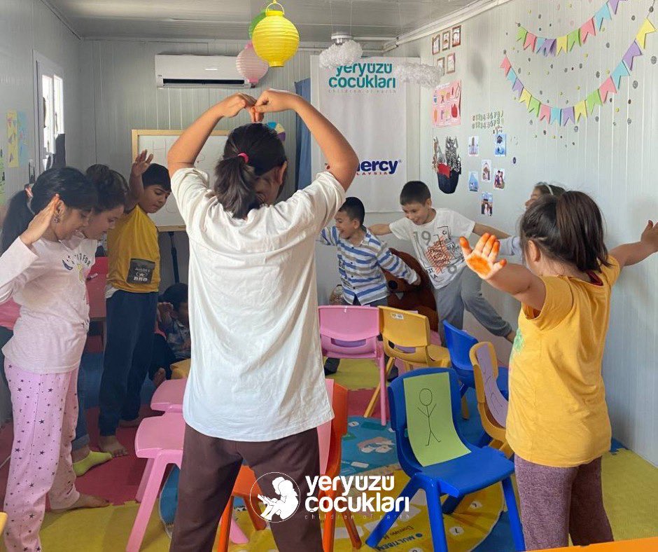 yecedorg's tweet image. YEÇED Kahramanmaraş çocuk dostu alanımızda etkinlik günü! 📖

Okul öncesi grubumuzla etkinlik kitabına çalıştık. 📚

Sandalye kapmaca oyununu hareketli hale getirdik. 🪑🙅🏻‍♂️🙅🏻‍♀️

#kahramanmaraş #etkinlik #ödev #sandalyekapmaca