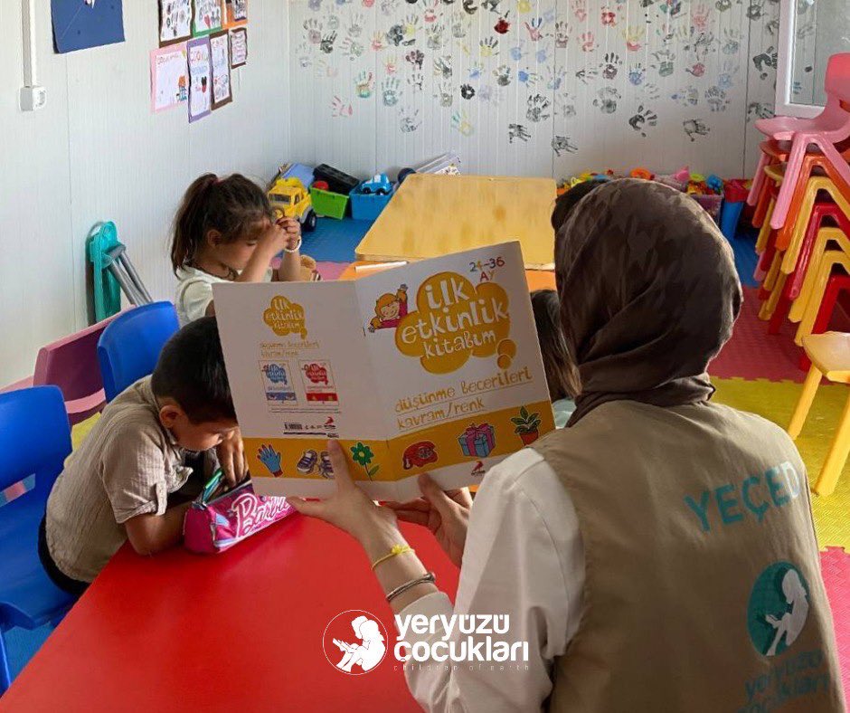 yecedorg's tweet image. YEÇED Kahramanmaraş çocuk dostu alanımızda etkinlik günü! 📖

Okul öncesi grubumuzla etkinlik kitabına çalıştık. 📚

Sandalye kapmaca oyununu hareketli hale getirdik. 🪑🙅🏻‍♂️🙅🏻‍♀️

#kahramanmaraş #etkinlik #ödev #sandalyekapmaca