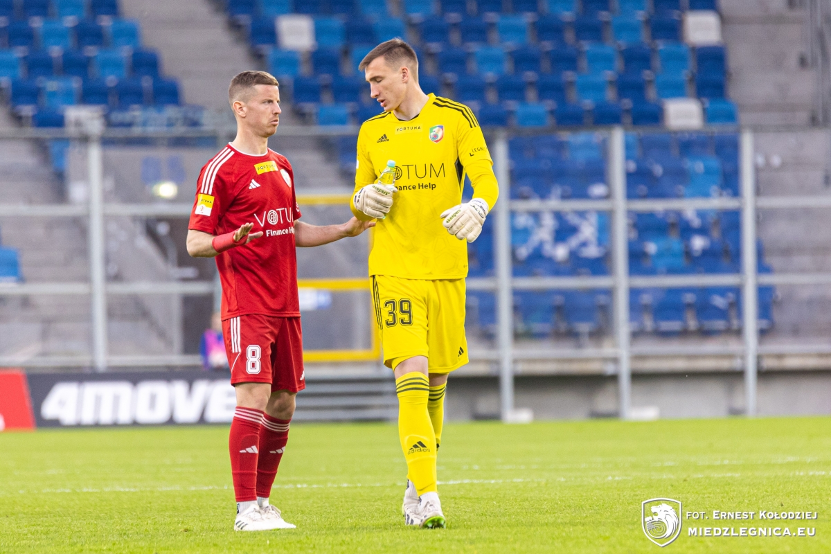 Eugenio González Aguilera (@eugeniogonza2) on Twitter photo Titular por delante de la defensa <a href="/TarsiAguado6/">Tarsi Aguado Arriazu</a> 🇪🇸 en un Miedź que se adelantó al borde del descanso, encajó pronto el empate en la reanudación y pese a quedarse con uno más por la expulsión de Sekulski, el goleador del Wisła Płock, no pudo evitar el KO
#WPŁMIE #Fortuna1Liga Titular por delante de la defensa <a href="/TarsiAguado6/">Tarsi Aguado Arriazu</a> 🇪🇸 en un Miedź que se adelantó al borde del descanso, encajó pronto el empate en la reanudación y pese a quedarse con uno más por la expulsión de Sekulski, el goleador del Wisła Płock, no pudo evitar el KO
#WPŁMIE #Fortuna1Liga