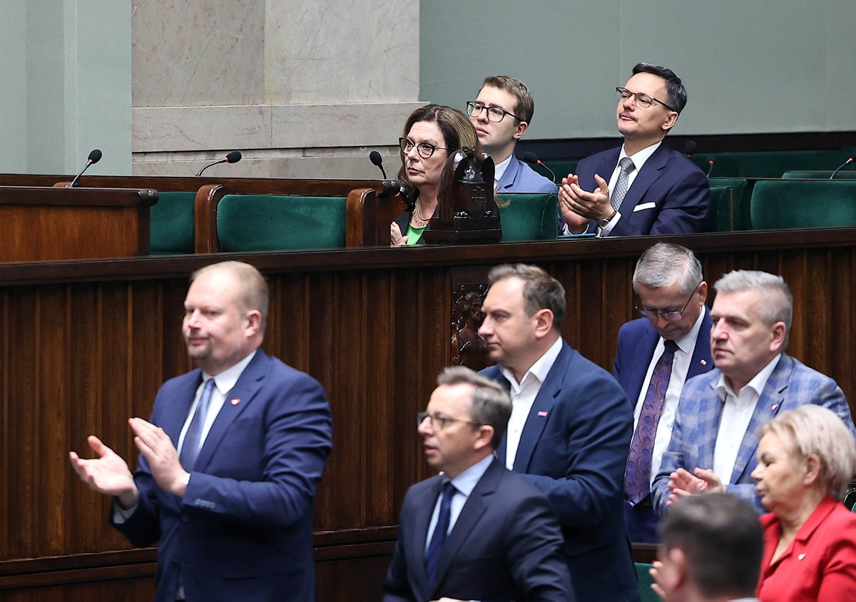 📃 Marszałek #SenatRP @M_K_Blonska wysłuchała w #Sejm wystąpienia szefa @MSZ_RP @sikorskiradek, który przedstawił zadania polskiej polityki zagranicznej na 2024 r. 🌐 Minister mówił między innymi o zapewnieniu Polsce 🇵🇱 bezpieczeństwa, silnej pozycji w Unii Europejskiej 🇪🇺 i…