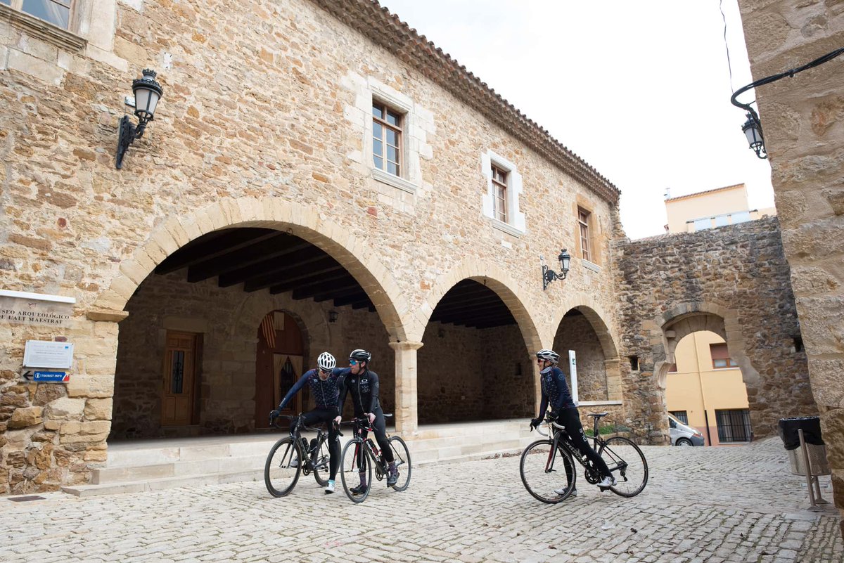 ¿Sabíais que en Benassal y en el Alt Maestrat podéis gozar de una ruta de cicloturismo con 40 kilómetros? Disfrutaréis del Castillo de La Mola, de la Fuente de En Segures y del Rivet, además de otros lugares de la comarca.
¡¡Venid a descubrirla!!
#Benassal #cicloturismo