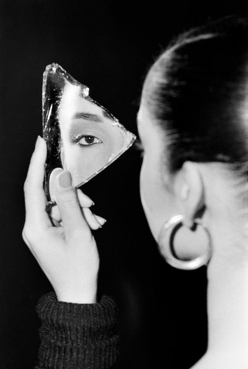 Sade in the mirror, 1983. Photographer Graham Smith.