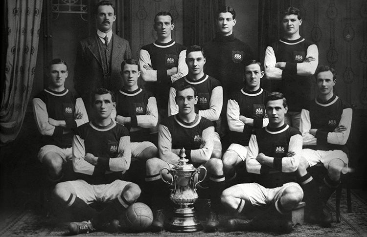 𝟐𝟓/𝟎𝟒/𝟏𝟗𝟏𝟒: 𝐁𝐮𝐫𝐧𝐥𝐞𝐲 𝐯 𝐋𝐢𝐯𝐞𝐫𝐩𝐨𝐨𝐥 🗓️ 110 years ago today, the Clarets won the FA Cup when they beat Liverpool at the old Crystal Palace stadium. In the lead-up to the match, Jerry Dawson received extensive treatment for a groin injury. Unfortunately the…